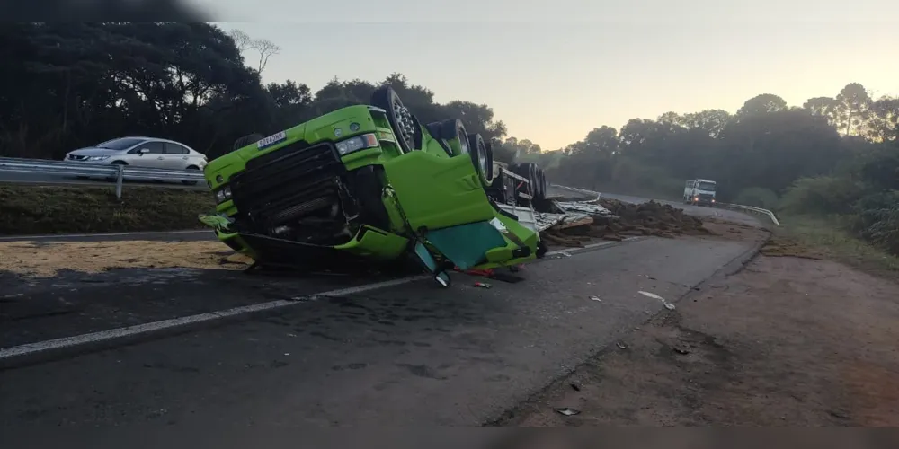 Caminhão tomba na PR-151 em Castro e motorista morre no local