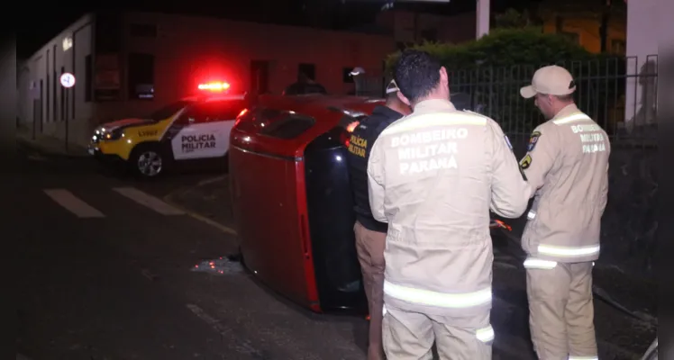 Homem cochila ao volante e sofre acidente no centro de Ponta Grossa