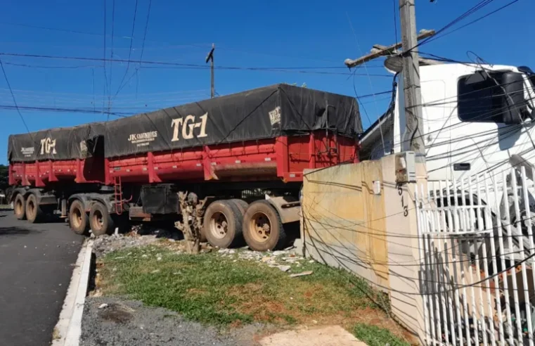 Caminhão desgovernado carregado com adubo causa estragos na Vila Romana