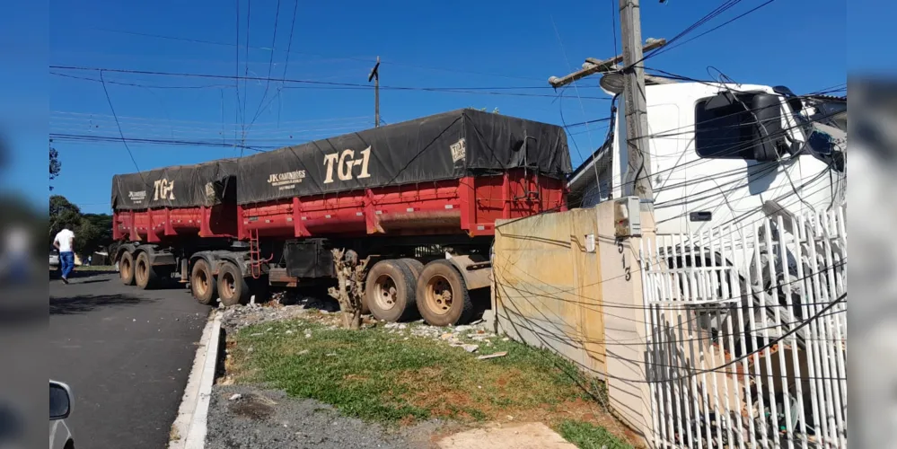 Caminhão desgovernado carregado com adubo causa estragos na Vila Romana