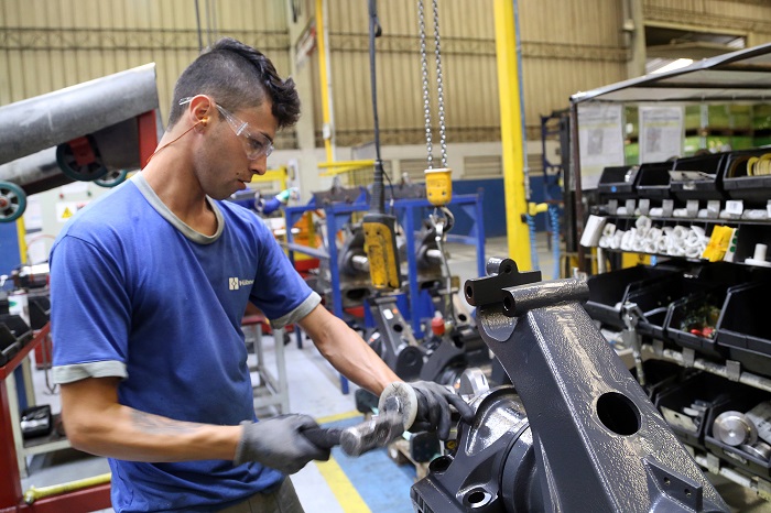 Empregos para jovens avança 45% no Paraná