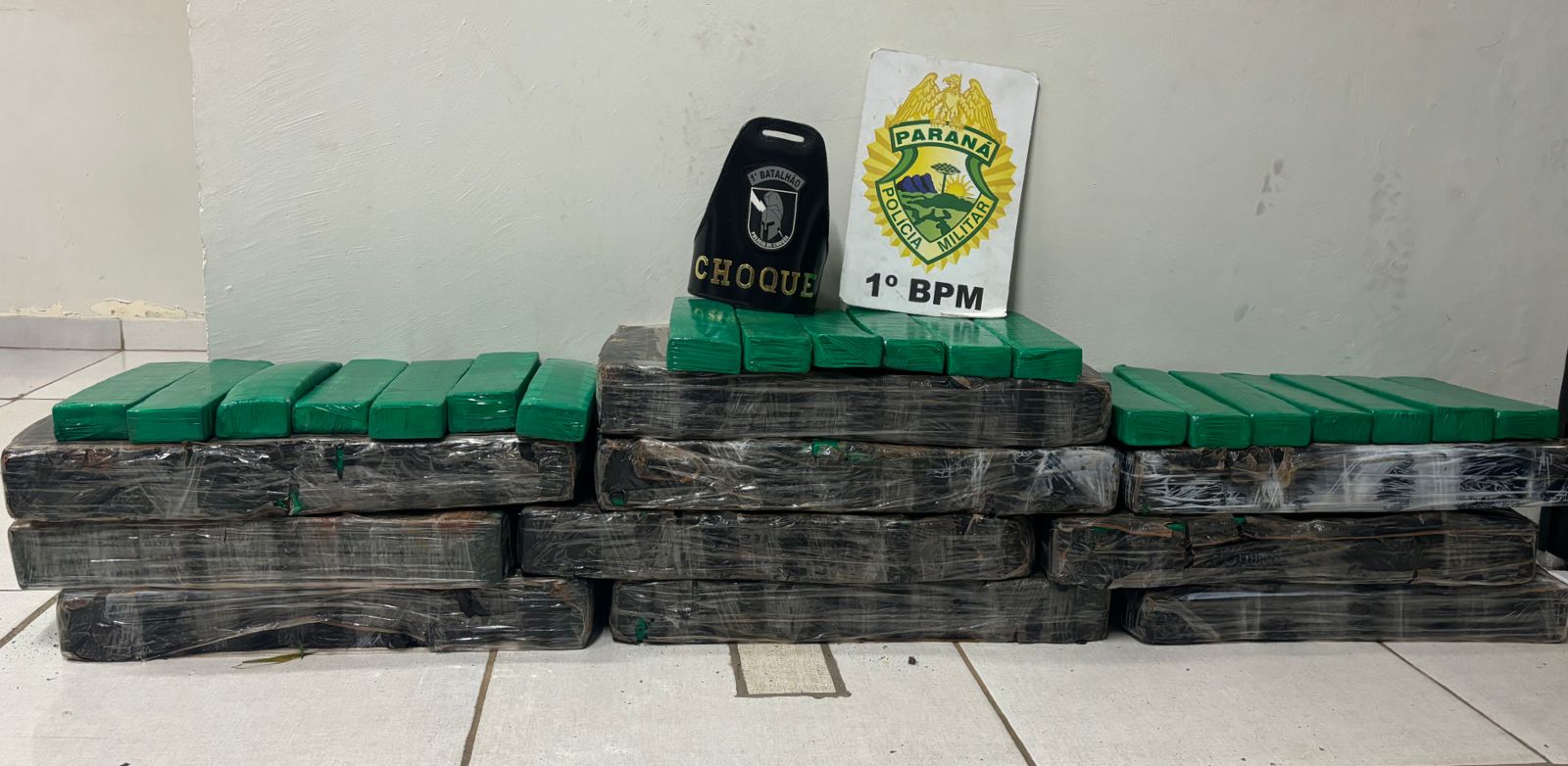 PM apreende 120 kg de maconha em operação na BR-376, em Ponta Grossa