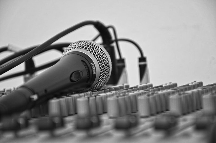 Apresentadores de rádio e TV pré-candidatos, devem se afastar de seus programas a partir deste domingo (30)