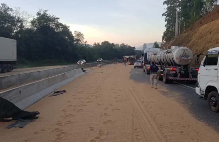 Caminhão tomba na BR-376 em Tibagi e derrama carga de soja na pista
