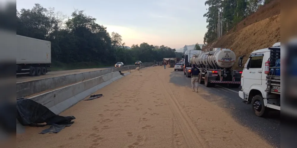 Caminhão tomba na BR-376 em Tibagi e derrama carga de soja na pista