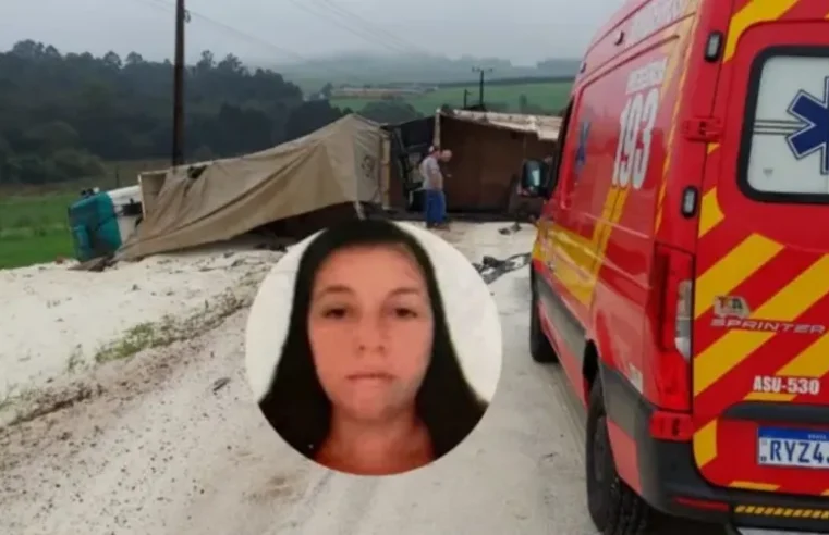 Mulher morre após carreta tombar e atingi-la na SC-480 em Bom Jesus