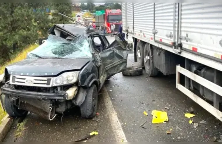Motorista fica gravemente ferida após carro ser prensado por caminhão em Almirante Tamandaré