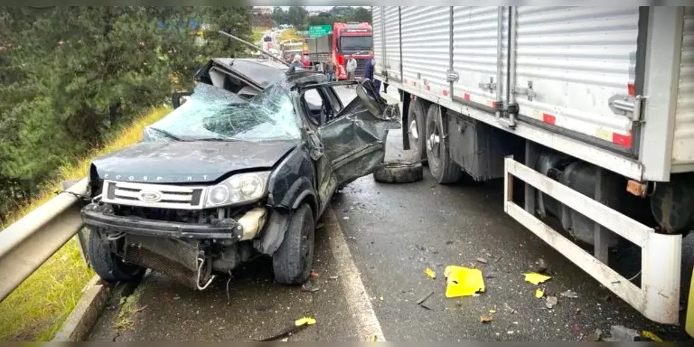 Motorista fica gravemente ferida após carro ser prensado por caminhão em Almirante Tamandaré