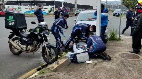 VÍDEO: Acidente deixa motociclista ferido em cruzamento em Ponta Grossa