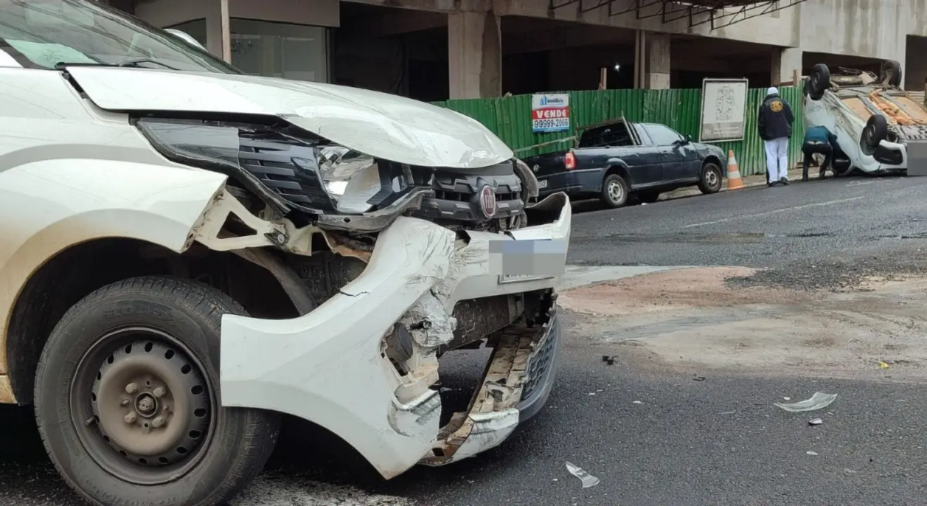 Acidente com capotamento no Centro de Ponta Grossa resulta em danos materiais