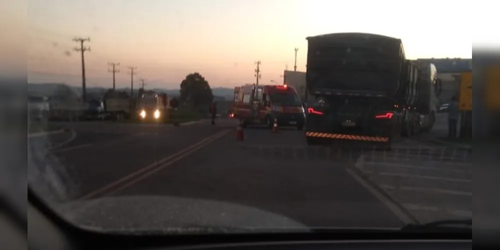 Acidente entre caminhão e motocicleta deixa ferido na PR-340 em Castro