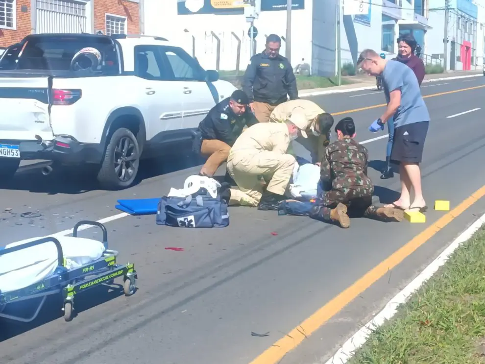 Colisão entre carro e motocicleta deixa homem ferido em Ponta Grossa