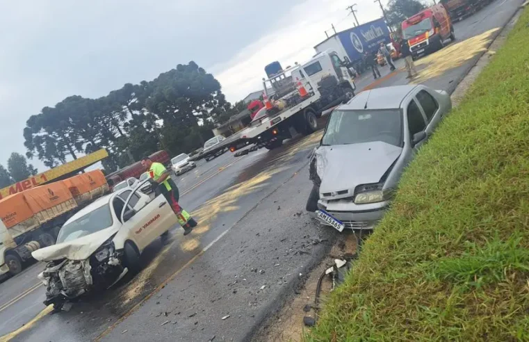 Colisão frontal deixa dois feridos na Avenida Souza Naves, em Ponta Grossa