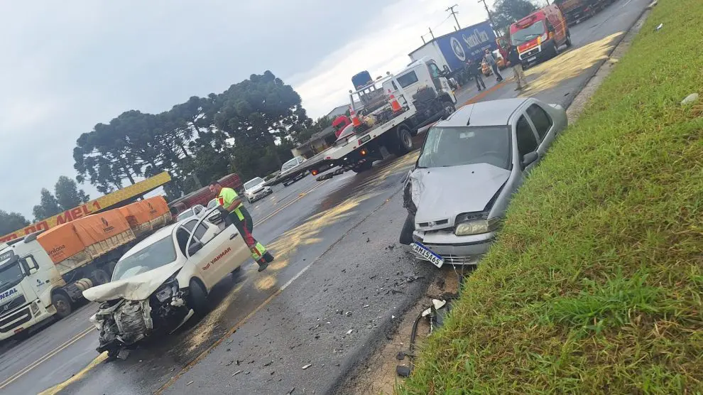 Colisão frontal deixa dois feridos na Avenida Souza Naves, em Ponta Grossa
