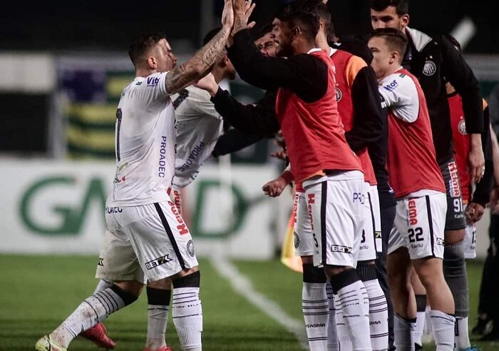 OPERÁRIO VENCE GOIÁS E VOLTA AO G4