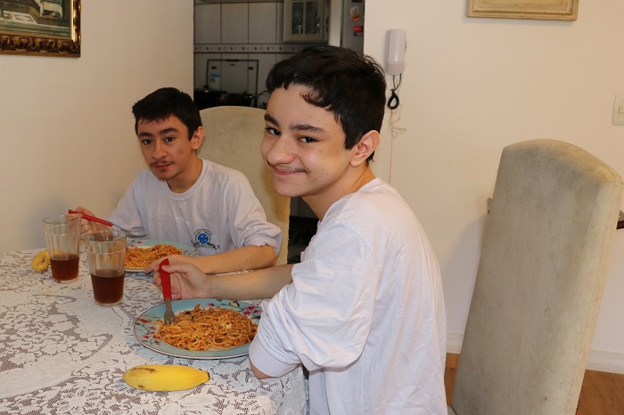 800 alunos recebem merenda escolar em casa