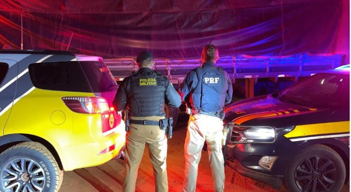 Motorista foge de abordagem e abandona caminhão com 700 caixas de cigarros contrabandeados