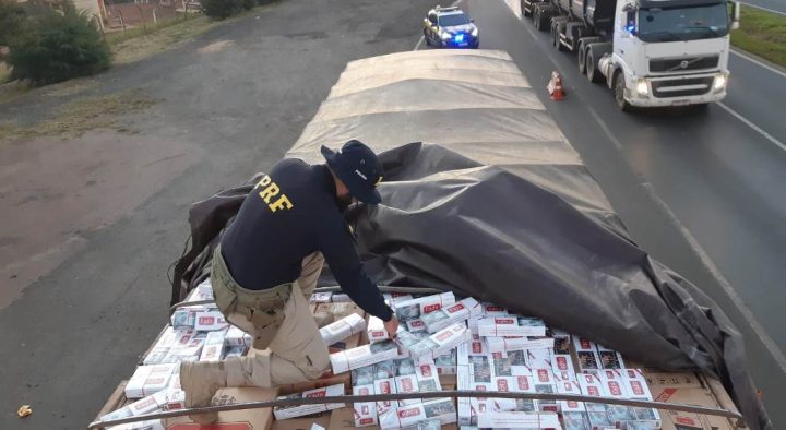 PRF apreende caminhão com 325 mil maços de cigarros contrabandeados em Ponta Grossa