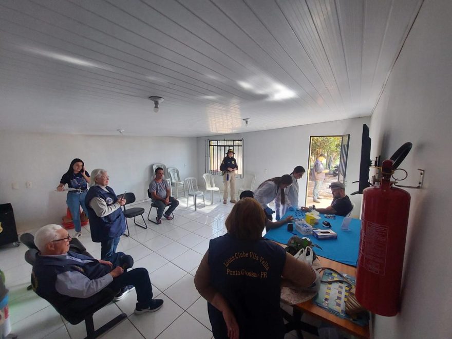 PRF realiza comando de saúde para caminhoneiros na BR-376 em Ponta Grossa