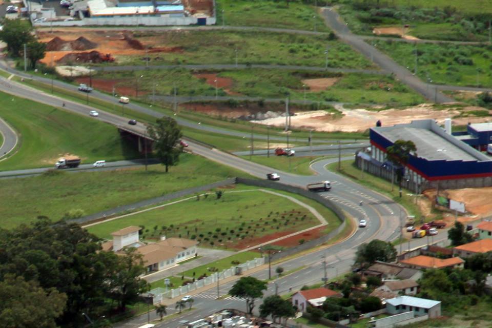 DISPAROS DE ARMA DE FOGO DEIXAM DOIS FERIDOS NA COLÔNIA DONA LUIZA EM PONTA GROSSA: POLÍCIA INVESTIGA ENVOLVIMENTO COM OUTROS FATOS RECENTES NA REGIÃO