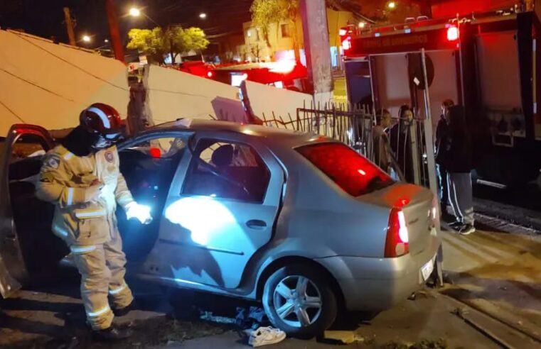 JOVEM DE 18 ANOS MORRE EM ACIDENTE TRÁGICO EM CASTRO; VEÍCULO INVADE RESIDÊNCIA DE OFICIAL DO EXÉRCITO