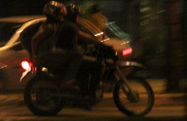 BRIGA POR CIÚMES EVOLUI PARA ROUBO: MOTOCICLISTAS AGRIDEM TRABALHADORES E ROUBAM PERTENCES