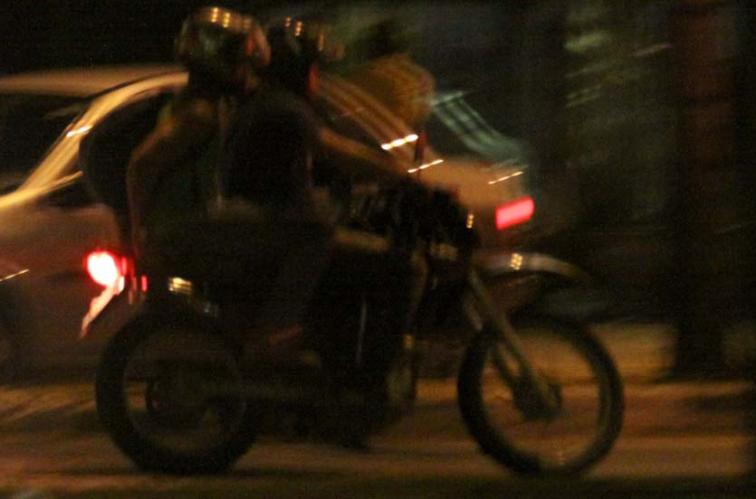BRIGA POR CIÚMES EVOLUI PARA ROUBO: MOTOCICLISTAS AGRIDEM TRABALHADORES E ROUBAM PERTENCES