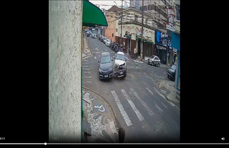 CÂMERA FLAGRA COLISÃO ENTRE FIAT PALIO E HONDA CIVIC NO CENTRO DE PONTA GROSSA