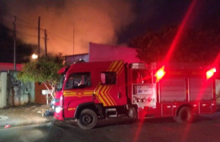 MARIDO ATEIA FOGO EM RESIDÊNCIA E É DETIDO POR POPULARES