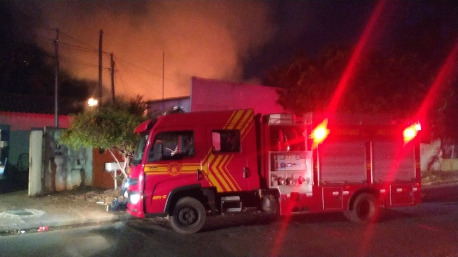 MARIDO ATEIA FOGO EM RESIDÊNCIA E É DETIDO POR POPULARES