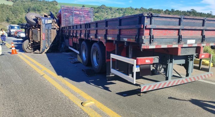 Colisão frontal na PR-151 em Sengés deixa um morto e bloqueia rodovia