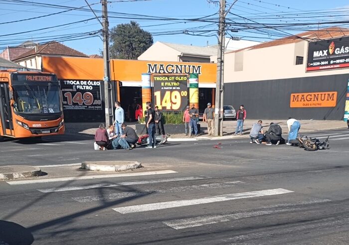 Acidente com duas motos deixa feridos agora a pouco no Centro. Veja as imagens