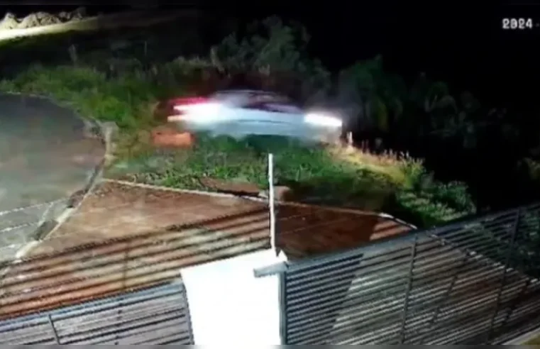 VÍDEO: carro cai em ribanceira após motorista não ver rua sem saída, em Prudentópolis