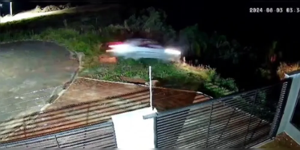 VÍDEO: carro cai em ribanceira após motorista não ver rua sem saída, em Prudentópolis