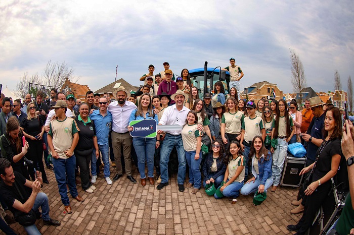 1.200 ALUNOS DAS ESCOLAS ESTADUAIS VISITAM O AGROLEITE