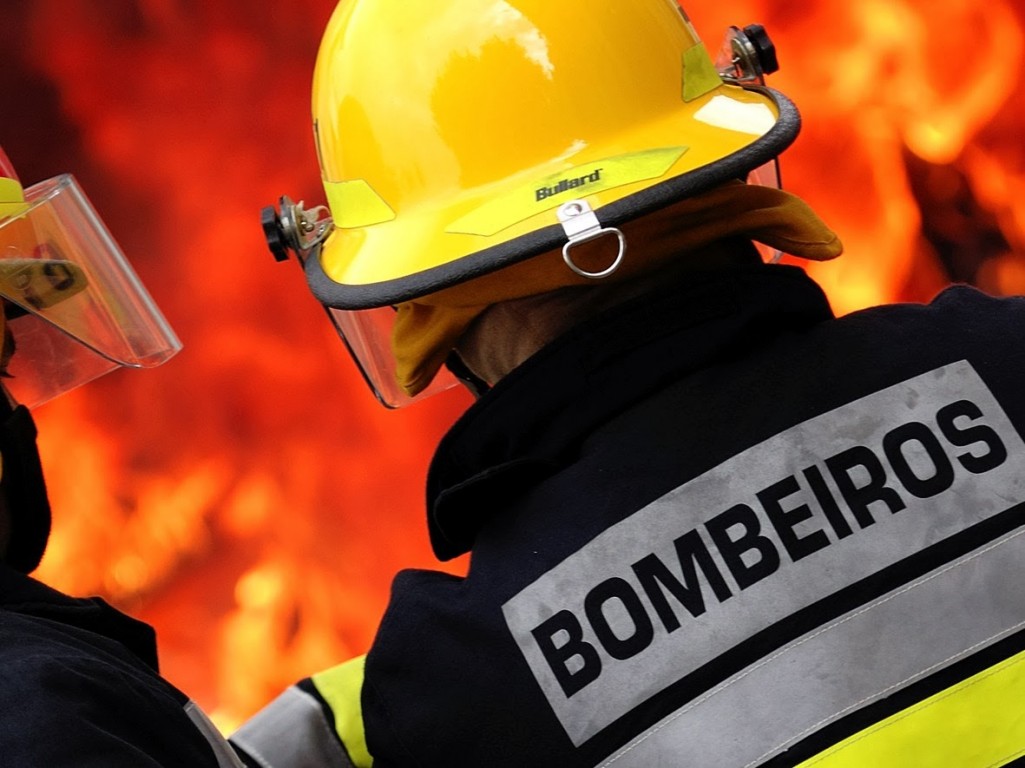 INCÊNDIO EM RESIDÊNCIA EM UVARANAS DEIXA BOMBEIRO FERIDO E DESTRÓI IMÓVEL