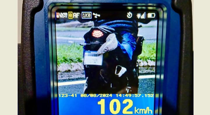 Motociclista tampa placa com o pé para escapar de radar da PRF