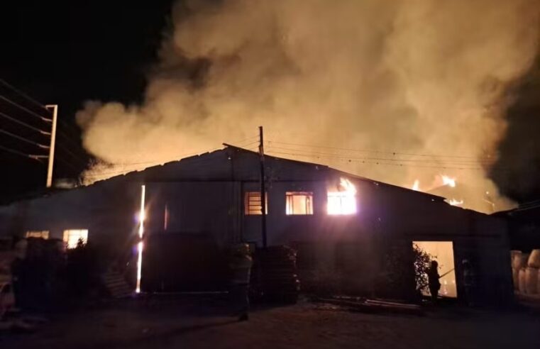 Incêndio destrói fábrica de caixões durante a madrugada em Ponta Grossa