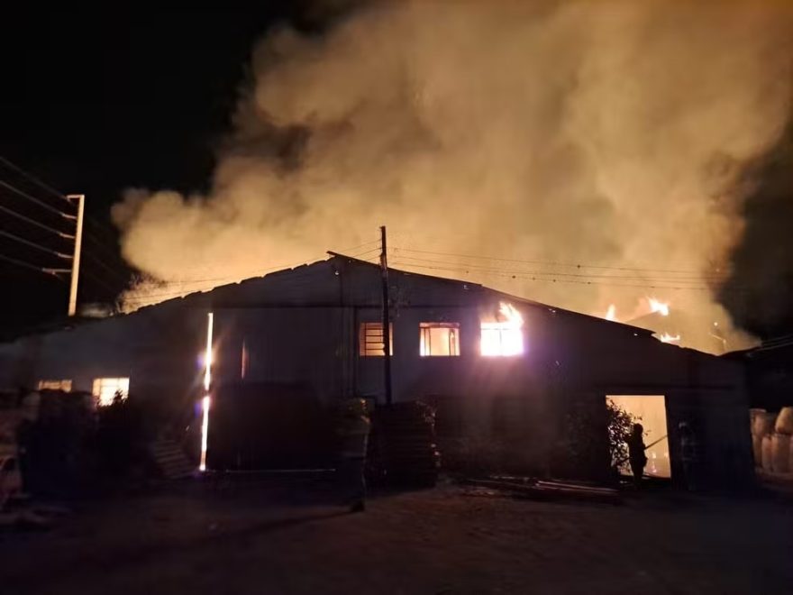 Incêndio destrói fábrica de caixões durante a madrugada em Ponta Grossa