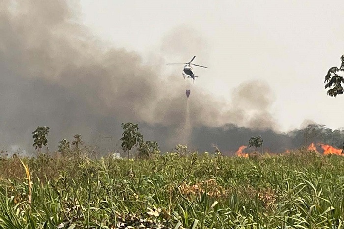 HELICÓPTERO É USADO NO COMBATE A INCÊNDIOS FLORESTAIS