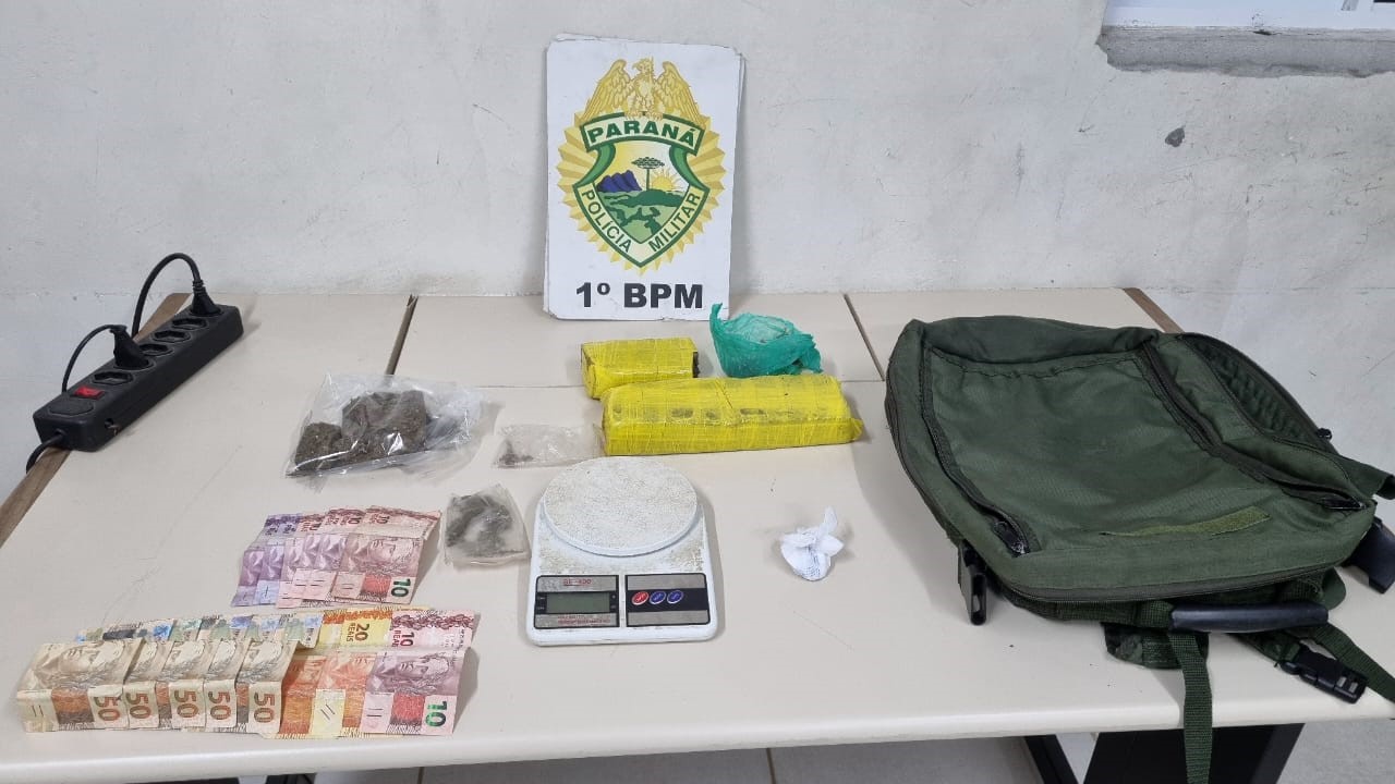 POLÍCIA APREENDE MAIS DE 1 KG DE MACONHA E PRENDE TRÊS HOMENS NO CONTORNO