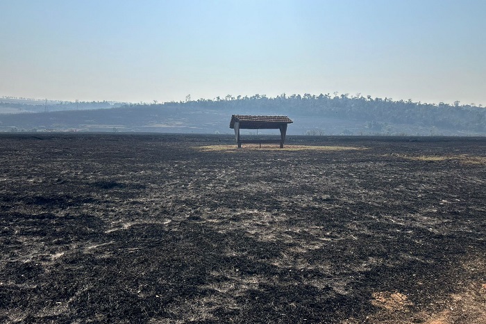 HELICÓPTERO DO IAT COMBATE INCÊNDIO FLORESTAL EM MARIA HELENA