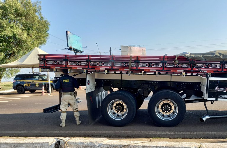 PRF flagra caminhão com 21 pneus irregulares em rodovia no PR