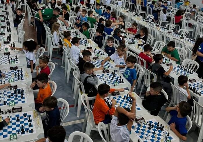 PONTA-GROSSENSES BRILHAM NO XEQUE-MATE DE XADREZ