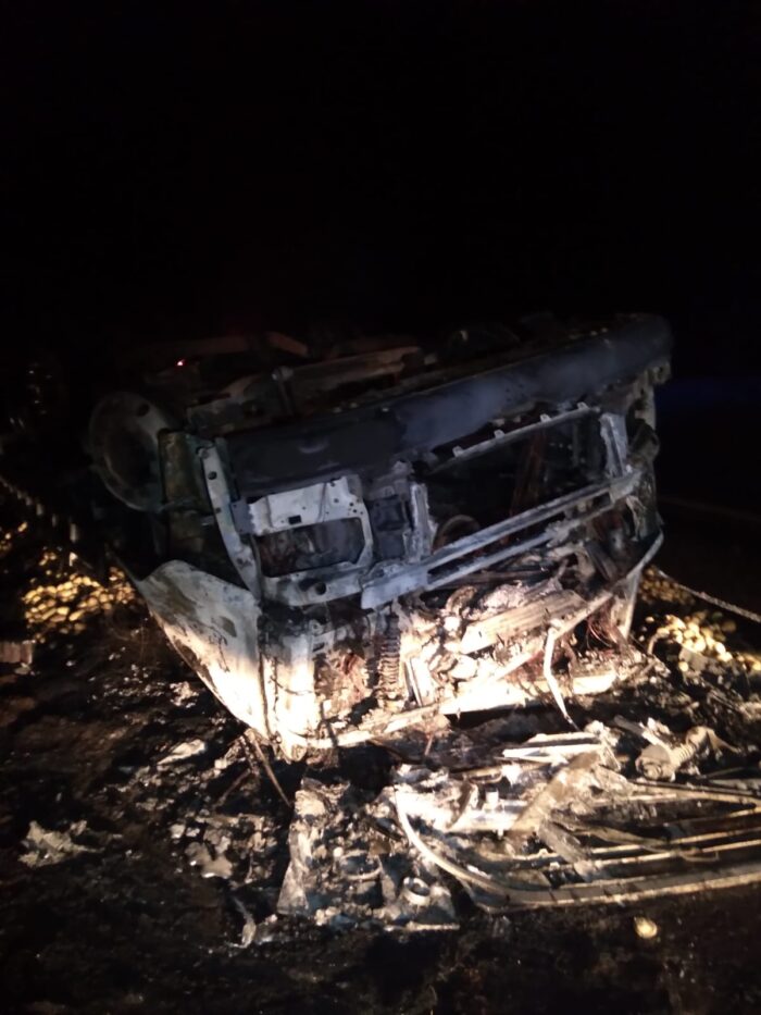 CAMINHÃO CAPOTA E PEGA FOGO NA PR-151, EM SENGÉS; MOTORISTA SOFRE FERIMENTOS