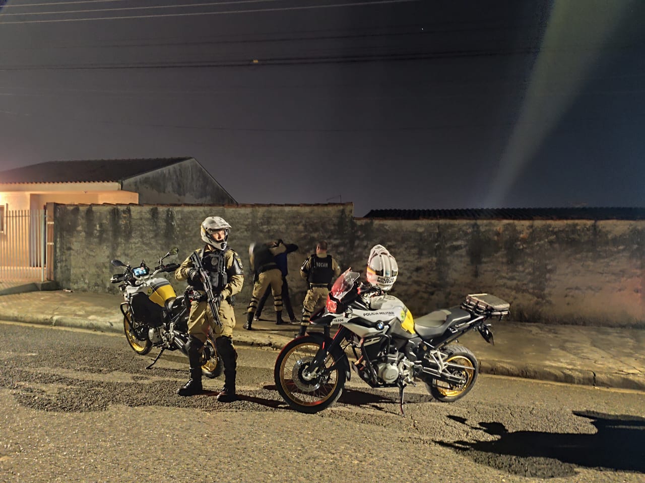 MOTORISTA SEM HABILITAÇÃO E EMBRIAGADO CAUSA ACIDENTE COM MOTOCICLETA EM PONTA GROSSA
