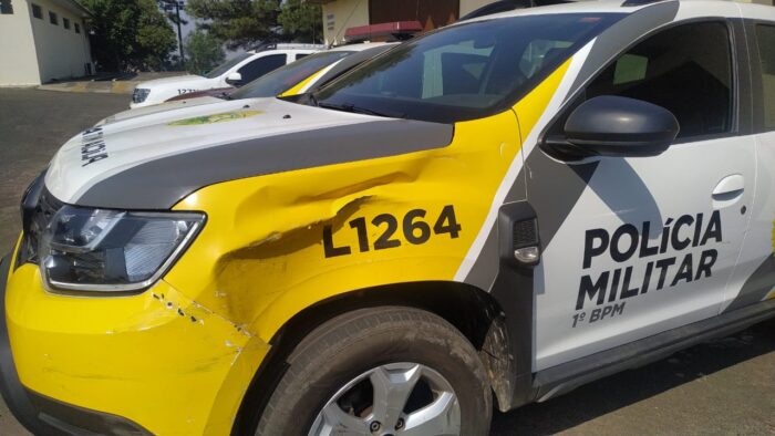 HOMEM JOGA CARRO CONTRA VIATURA EM FUGA DURANTE ATENDIMENTO DE VIOLÊNCIA DOMÉSTICA NO CONTORNO