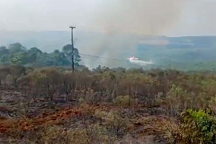 AVIÃO DO AEROCLUBE DE PG COMBATE INCÊNDIO EM PALMEIRA (VEJA VÍDEO)