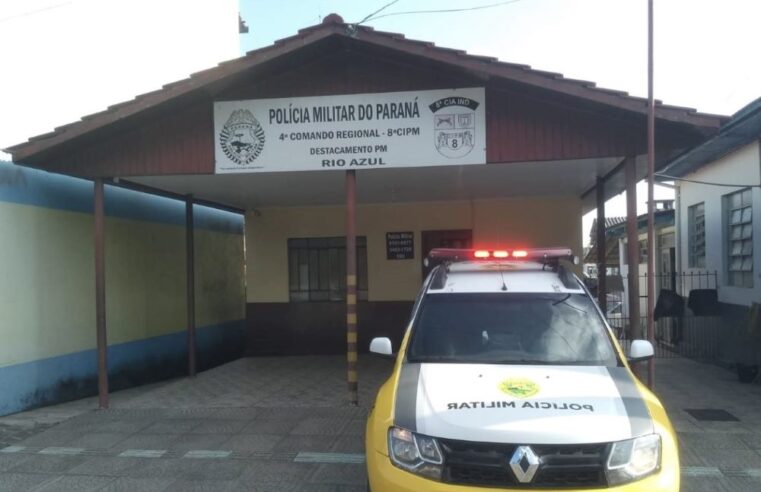 CHEFE JOGA BALDE DE ÁGUA QUENTE EM TRABALHADOR