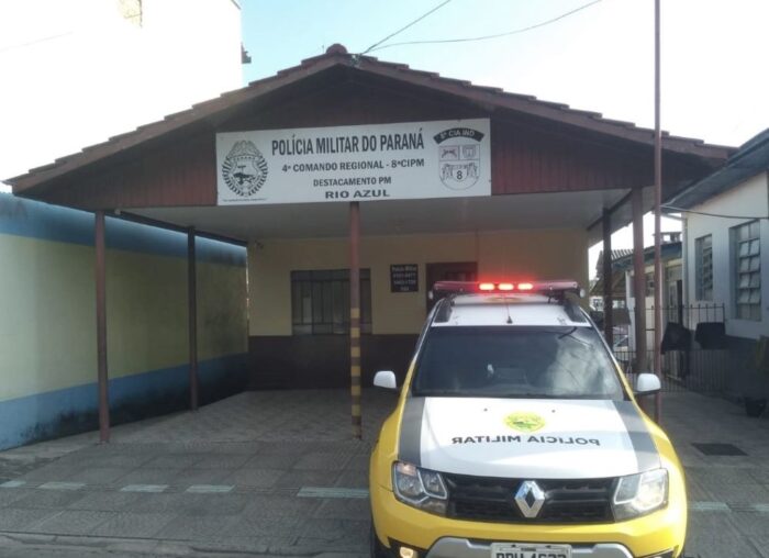CHEFE JOGA BALDE DE ÁGUA QUENTE EM TRABALHADOR